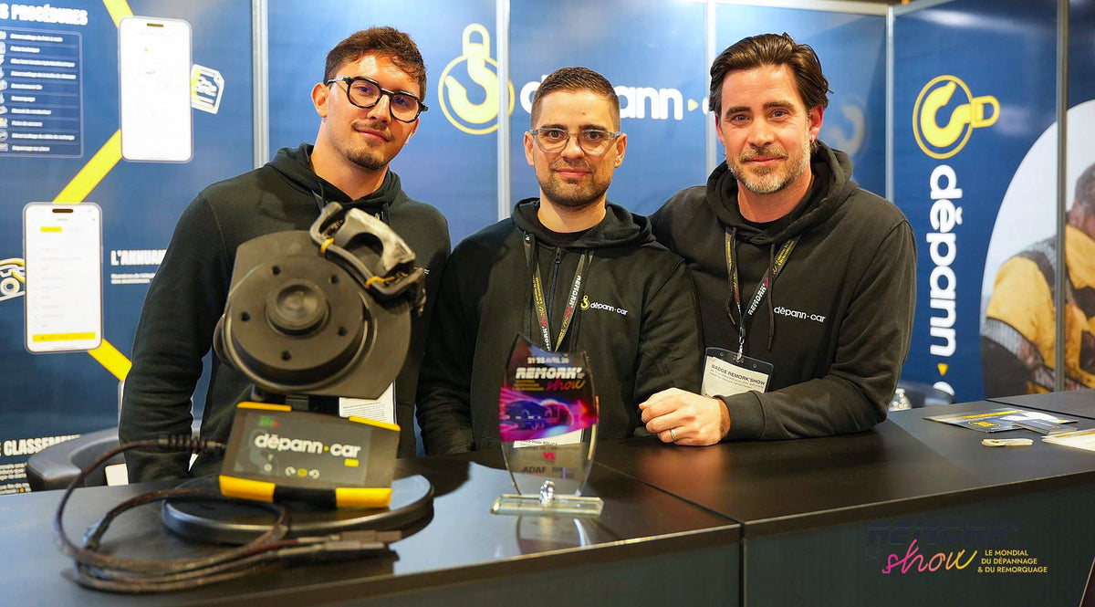 Les 3 créateurs du DC01 avec le trophée du prix de l'innovation 2026 du Remork'Show